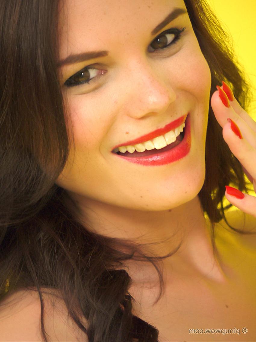 17P Bonita morena luce labios rojos mientras se toma fotos mientras se desnuda