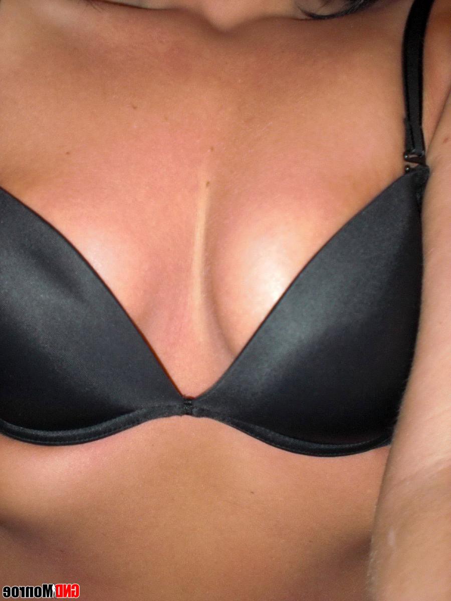 12P Chica amateur se desnuda a tope en su cama durante una acción de autorretrato