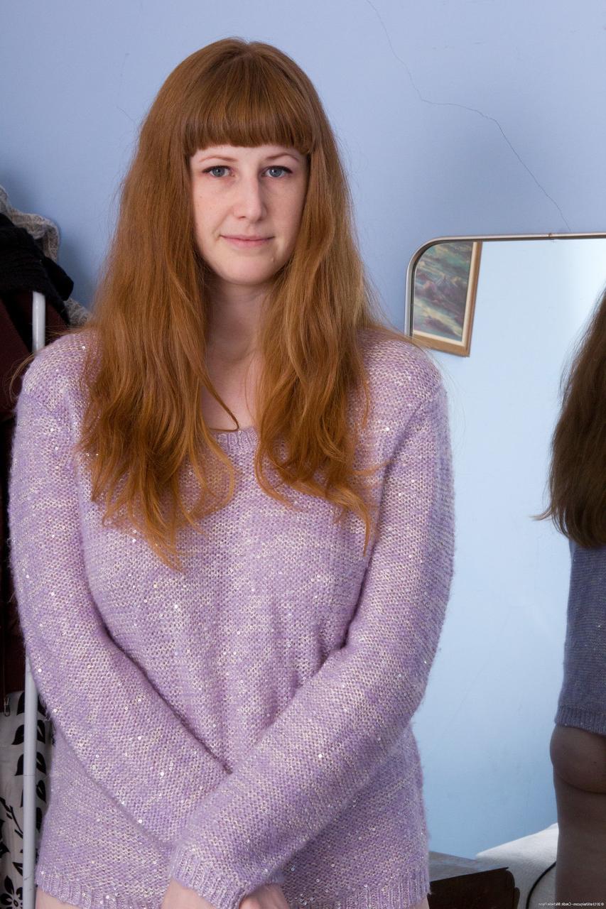 20P A adolescente amadora ruiva Chloe B mostra sua vulva e lindos peitos grandes em um solo