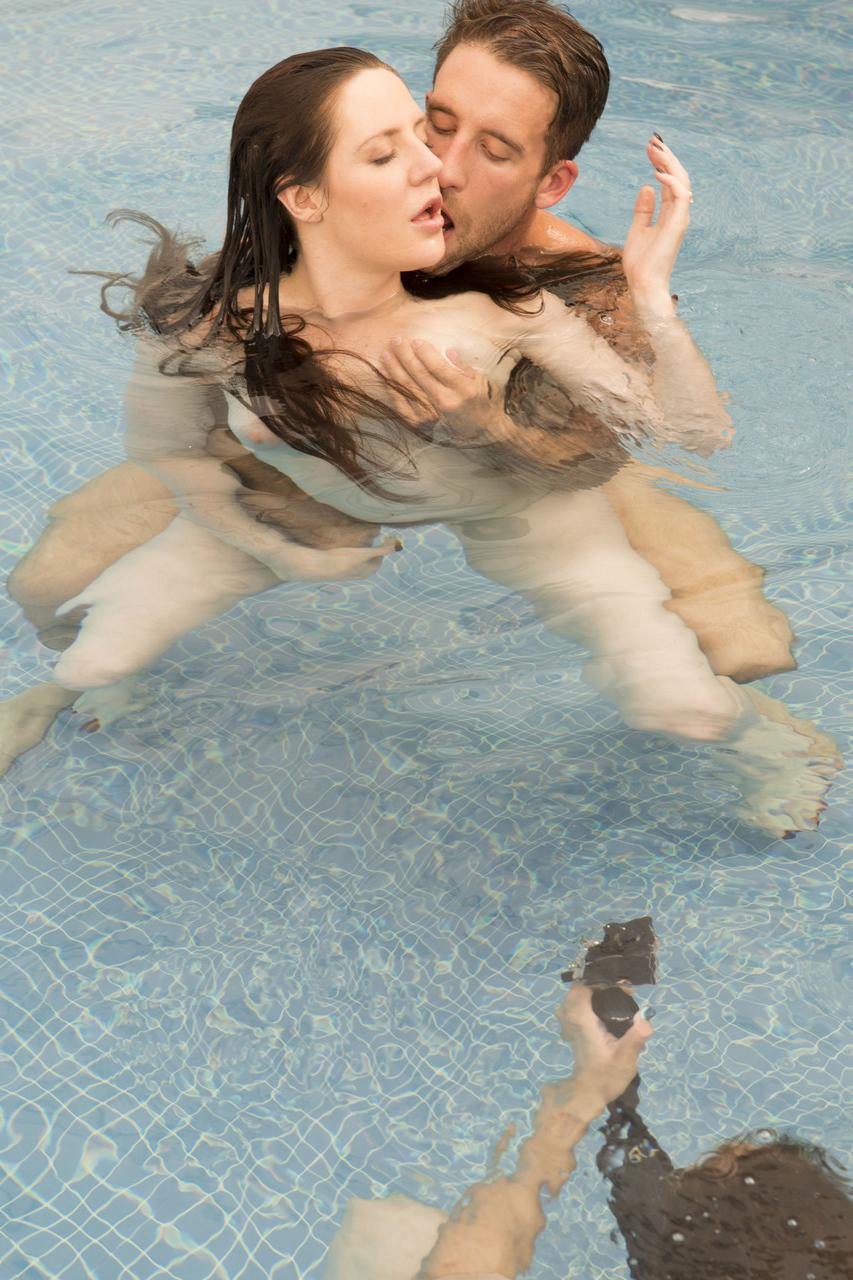 20P Gata peituda mostra seus peitos suculentos à beira da piscina em uma compilação de bastidores