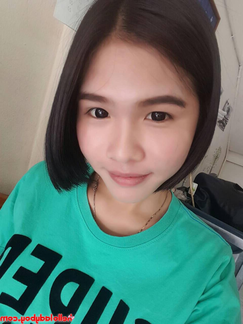 19P La jolie transexuelle asiatique Gogo pose seins nus et dans des tenues sexy dans des selfies sexy.
