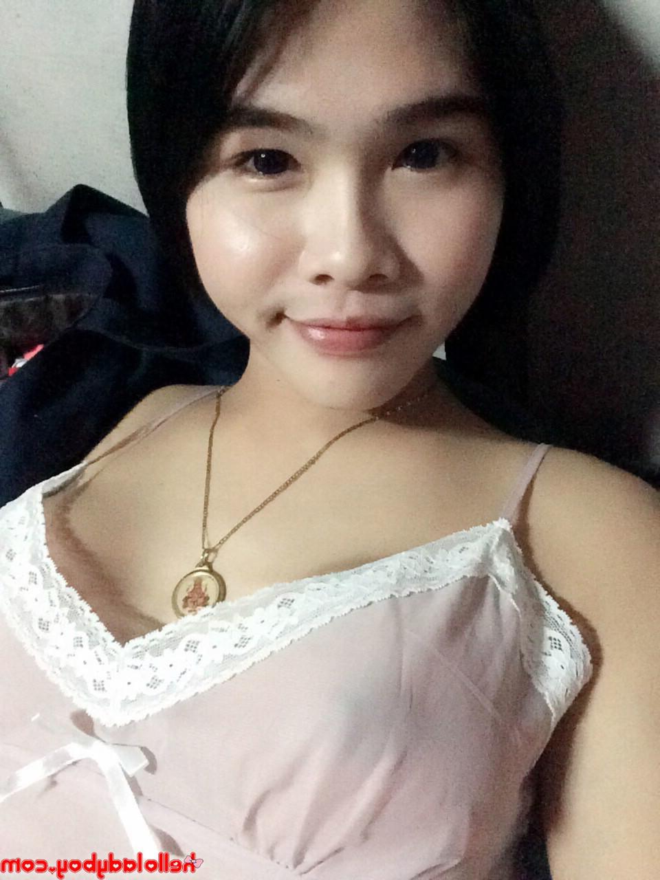 19P La jolie transexuelle asiatique Gogo pose seins nus et dans des tenues sexy dans des selfies sexy.