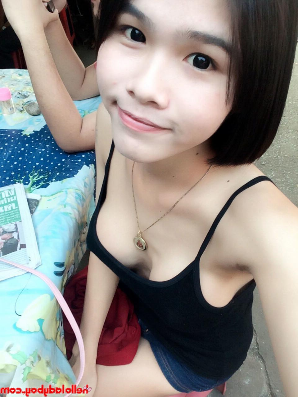 19P La jolie transexuelle asiatique Gogo pose seins nus et dans des tenues sexy dans des selfies sexy.