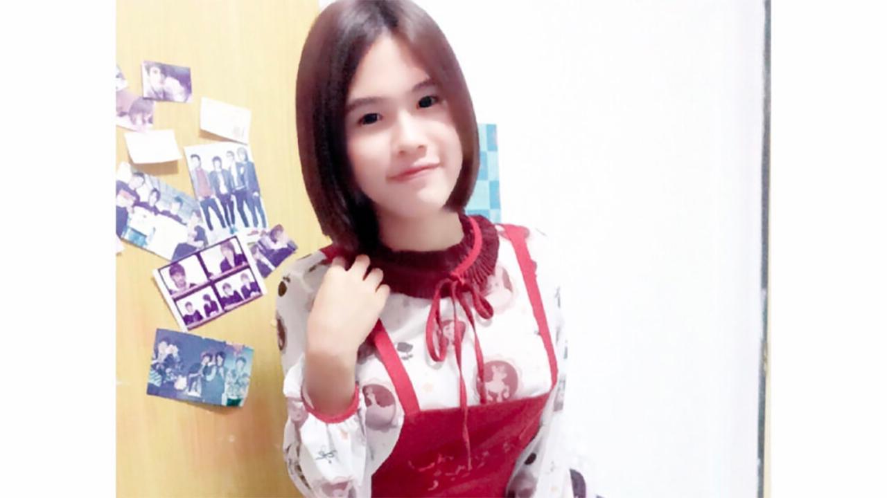 19P La jolie transexuelle asiatique Gogo pose seins nus et dans des tenues sexy dans des selfies sexy.