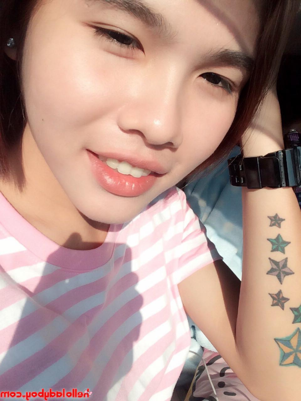 19P La jolie transexuelle asiatique Gogo pose seins nus et dans des tenues sexy dans des selfies sexy.