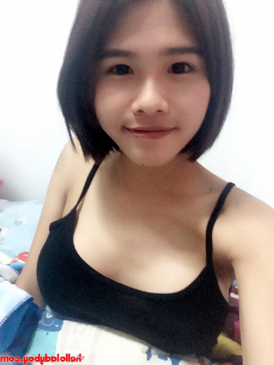 19P La jolie transexuelle asiatique Gogo pose seins nus et dans des tenues sexy dans des selfies sexy.