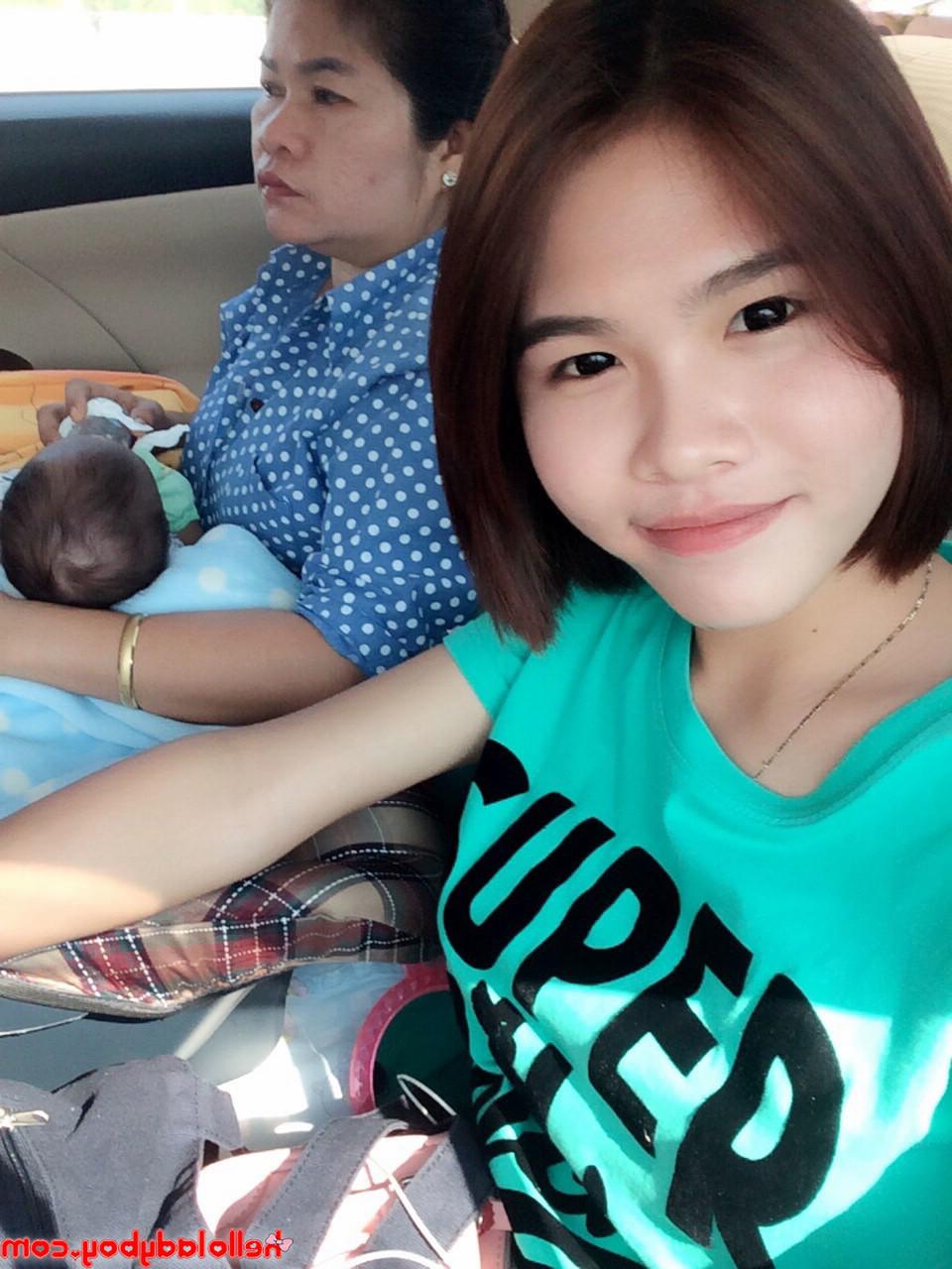 19P La jolie transexuelle asiatique Gogo pose seins nus et dans des tenues sexy dans des selfies sexy.