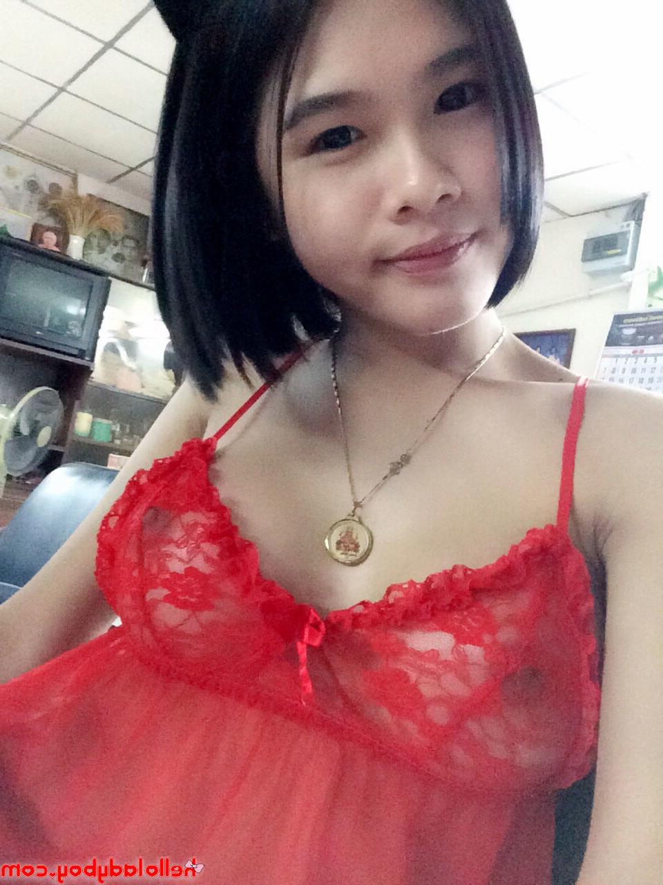 19P La jolie transexuelle asiatique Gogo pose seins nus et dans des tenues sexy dans des selfies sexy.