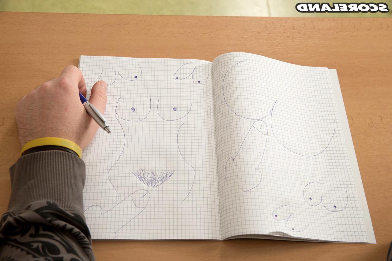 16P Die nerdige Lehrerin Vanessa Y lässt ihre Haare fallen, während sie sich im Klassenzimmer auszieht