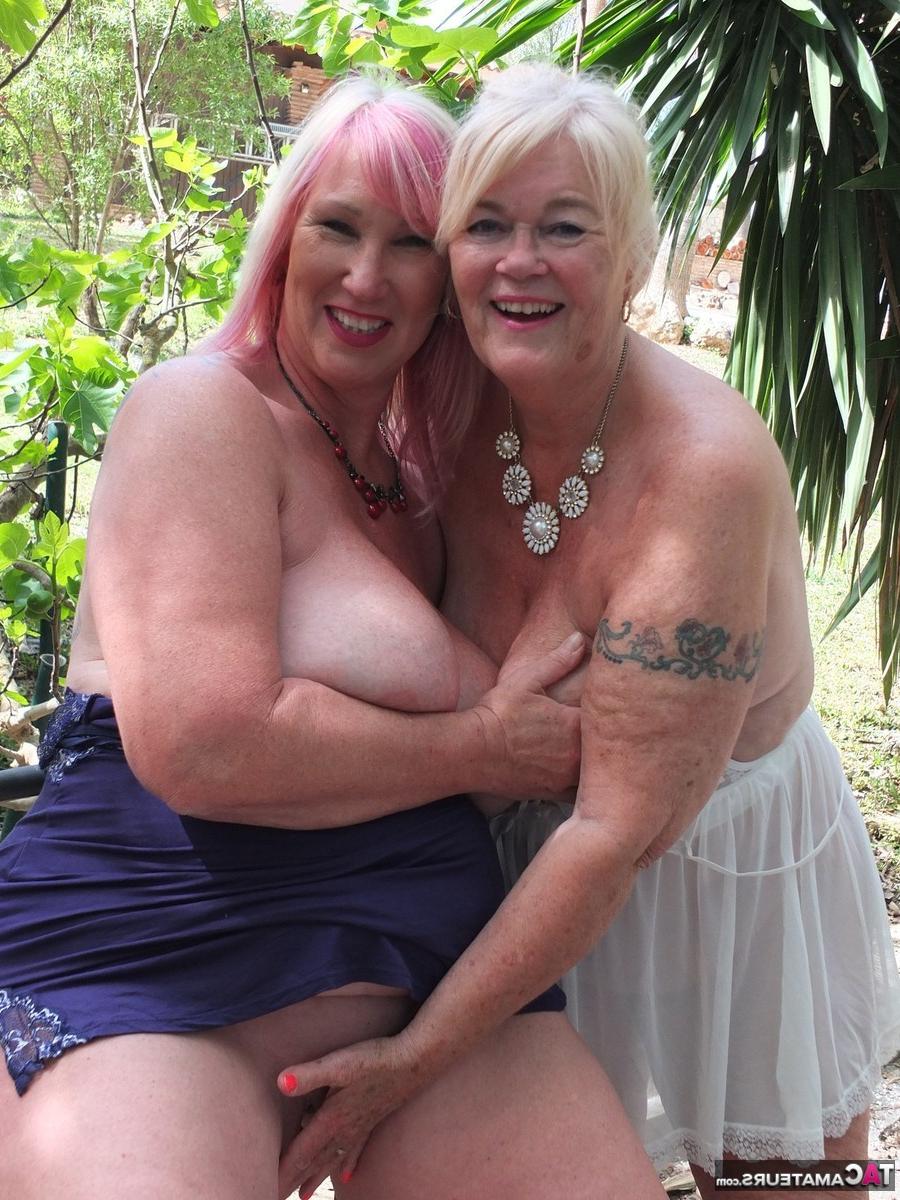 16P Melody, lesbienne mature et en surpoids, s'amuse avec son amant en plein air.