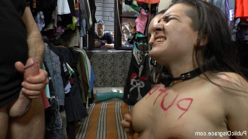 15P Chicas sumisas son prorrateadas desnudas por las calles de la ciudad antes de un gangbang