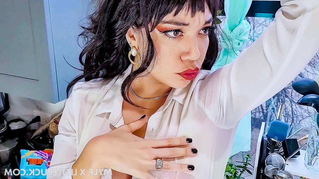 20P A morena gostosa Little Puck fica enlouquecida enquanto desfruta de sexo POV hardcore