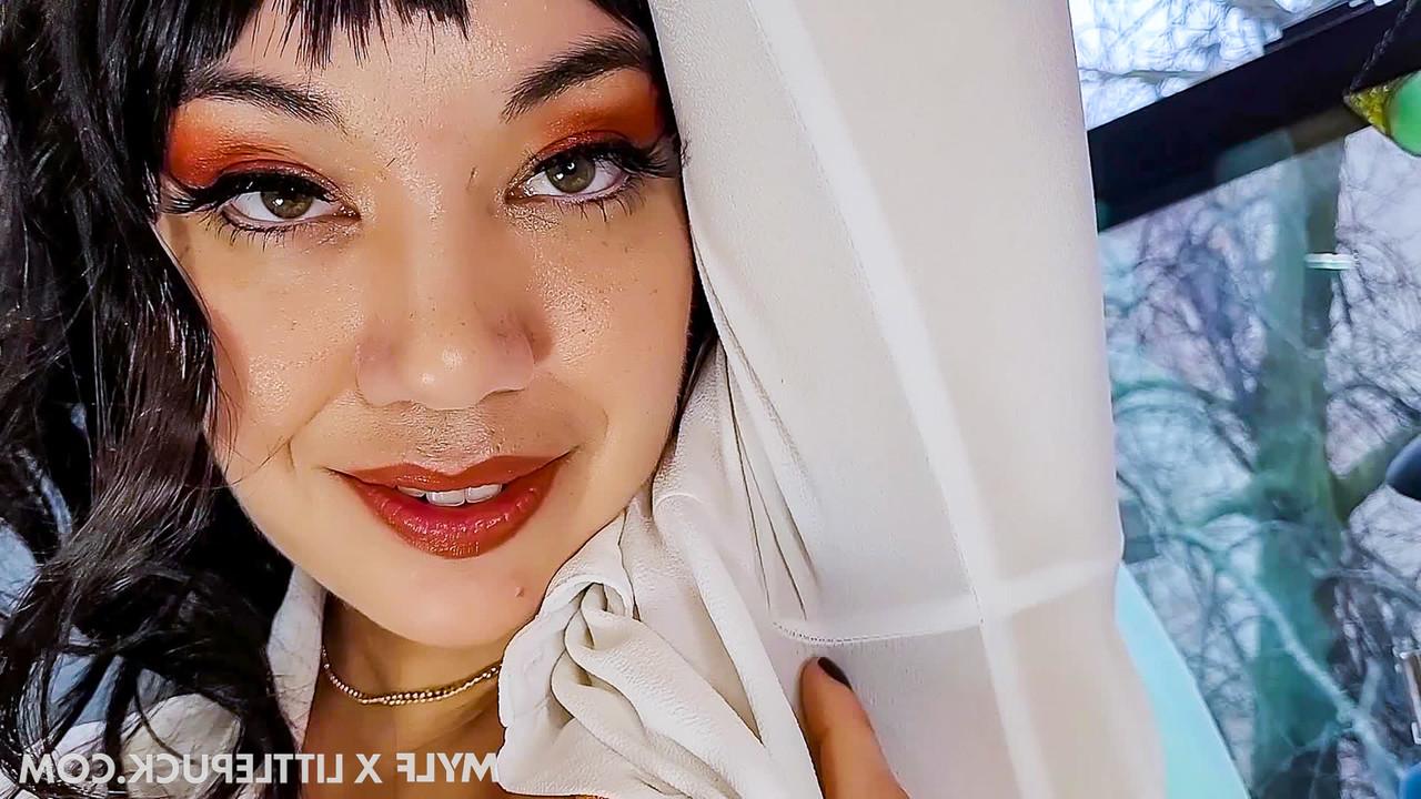 20P A morena gostosa Little Puck fica enlouquecida enquanto desfruta de sexo POV hardcore