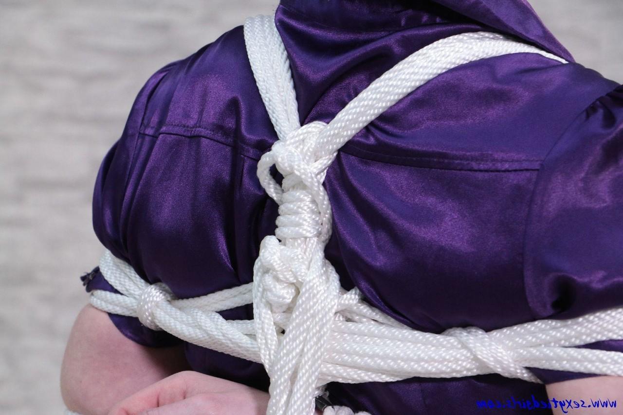 16P Alternatives Mädchen wird an einen Stuhl gefesselt, bevor es geknebelt wird
