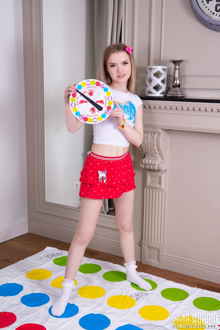 20P Die süße Teenagerin Soa zieht sich völlig nackt aus, während sie alleine Twister spielt