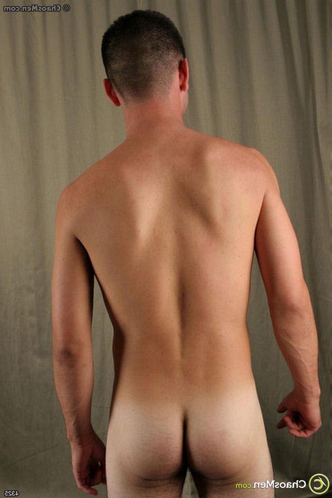 20P Le doux mec gay Cory dévoile sa grosse bite et l'attrape en posant sur un lit