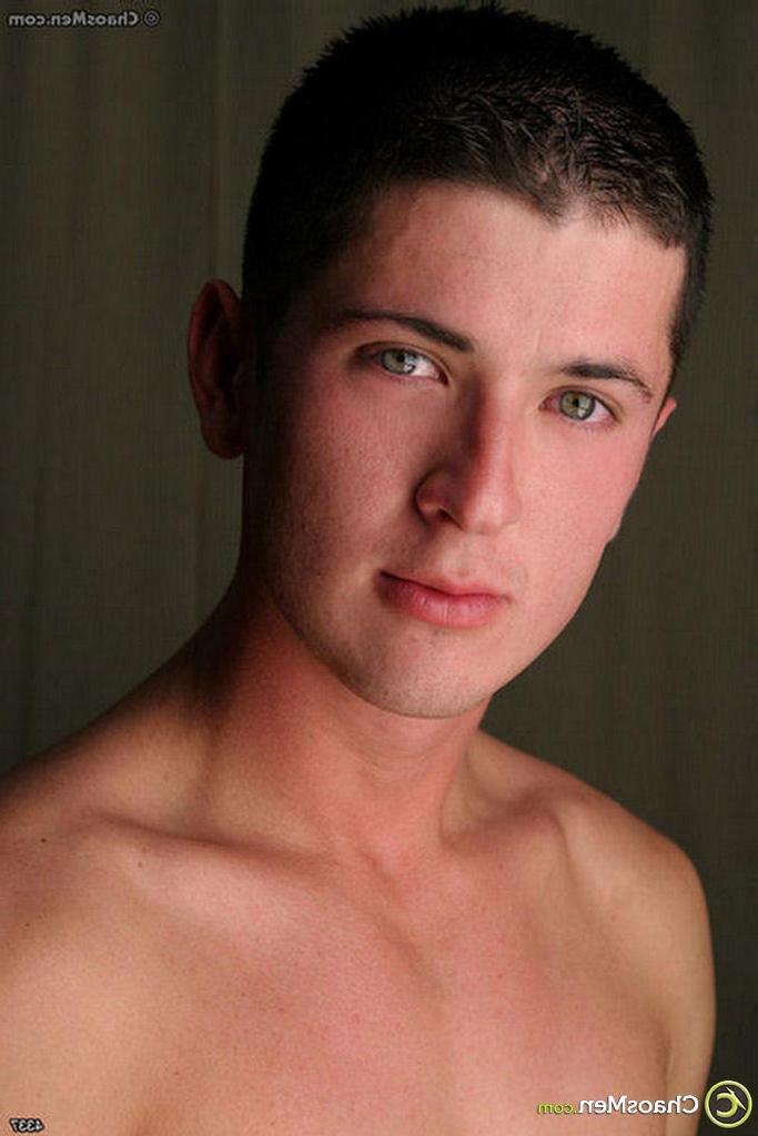 20P Le doux mec gay Cory dévoile sa grosse bite et l'attrape en posant sur un lit