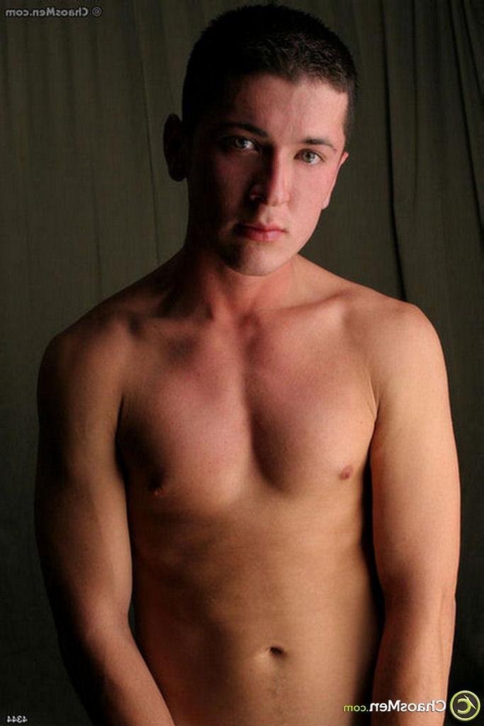 20P Le doux mec gay Cory dévoile sa grosse bite et l'attrape en posant sur un lit