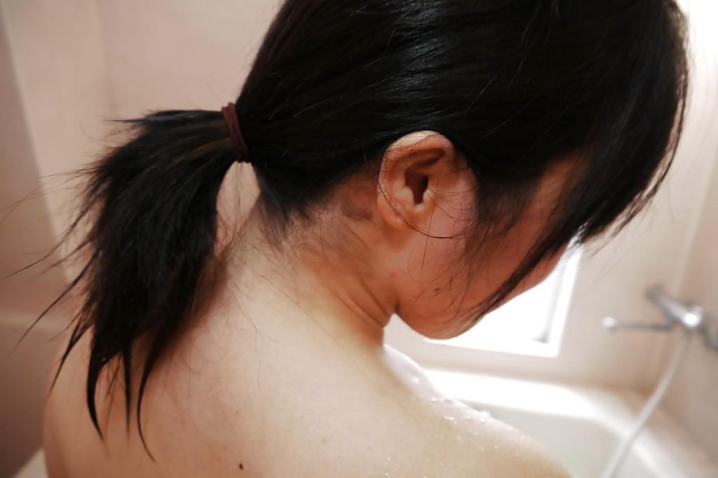 16P La impresionante Kuwako Ooyama desnuda tomando una sensacional ducha caliente y húmeda