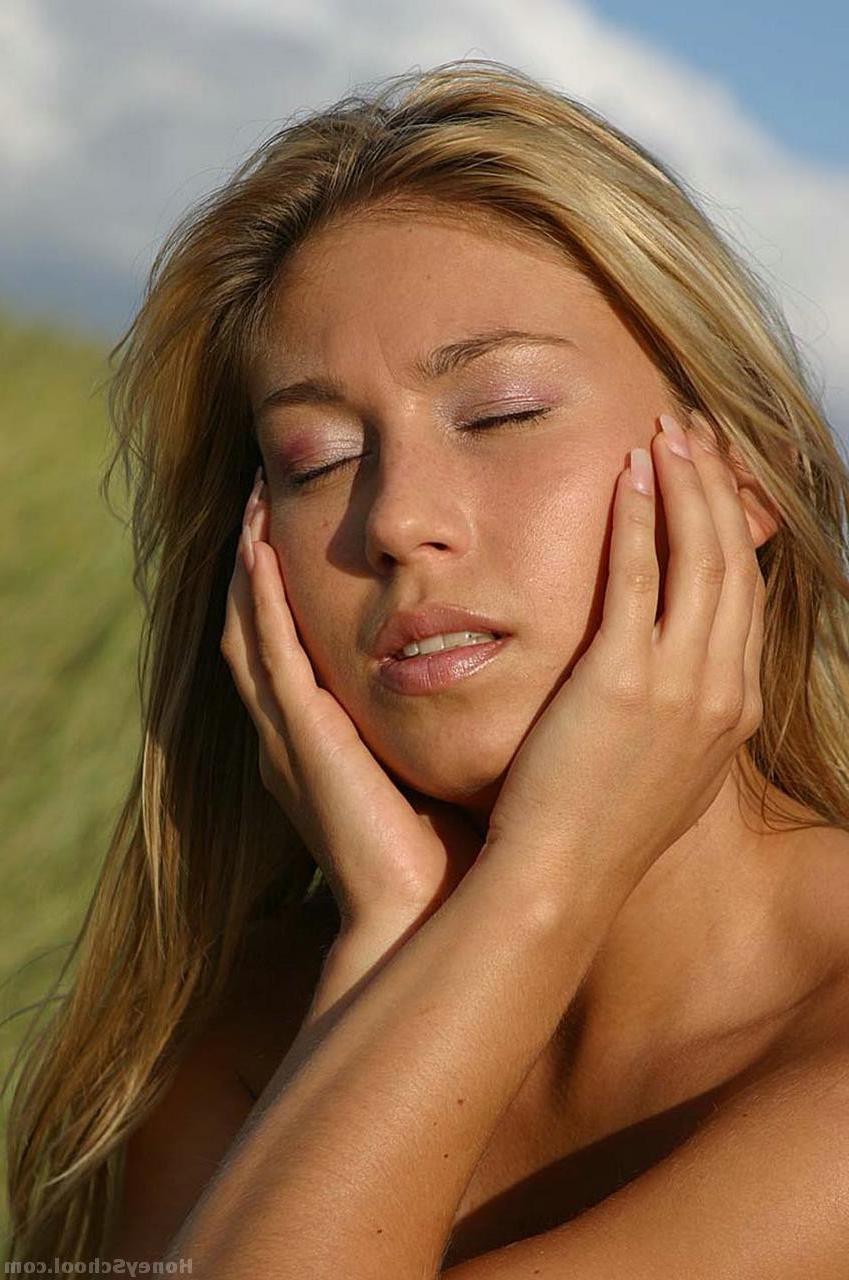 20P A estrela pornográfica bronzeada Lucie Haluzikova dedilhando e brincando com sua buceta na praia