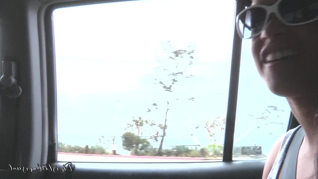 12P Das lesbische Liebespaar Skin Diamond und Dana Vespoli haben Sex im Auto und am Strand