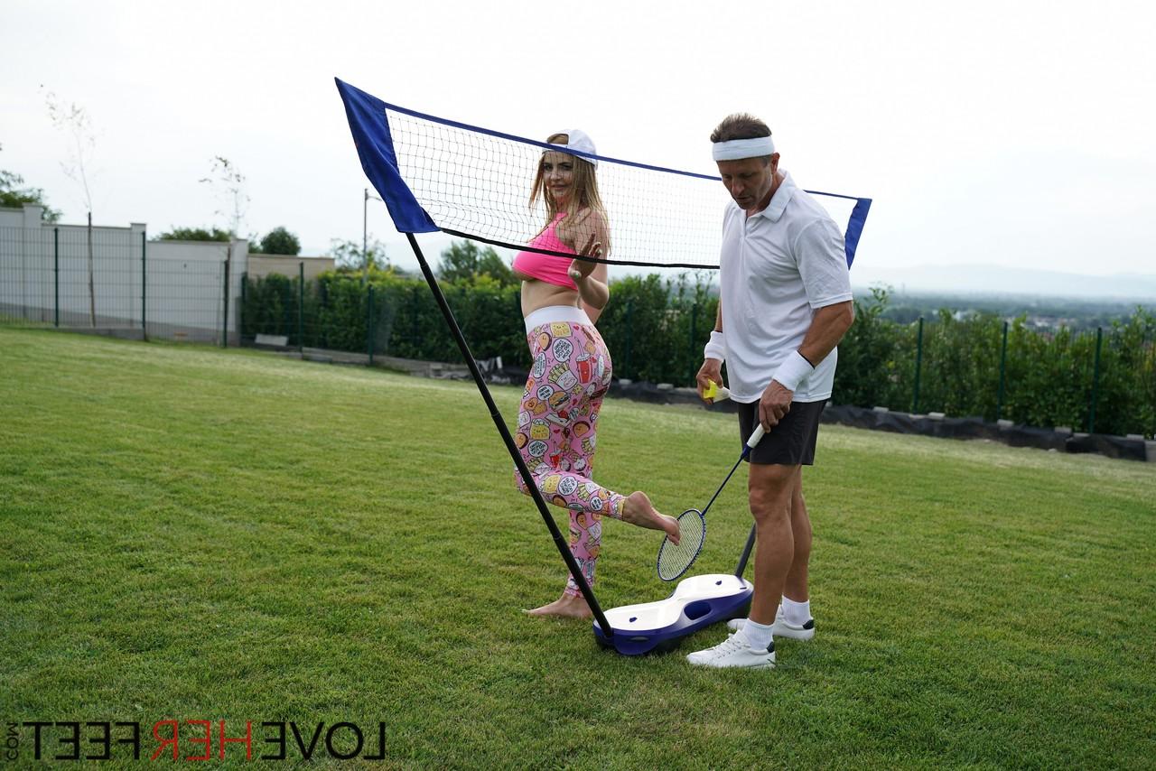 20P Die russische Teenagerin mit den großen Brüsten Candy Alexa gibt ihrem Badmintontrainer einen Footjob