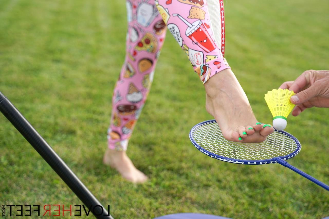 20P Die russische Teenagerin mit den großen Brüsten Candy Alexa gibt ihrem Badmintontrainer einen Footjob