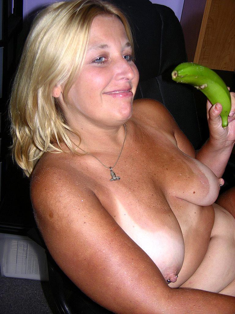20P La traviesa MILF Liisa se desnuda y juega con su coño afeitado con plátanos