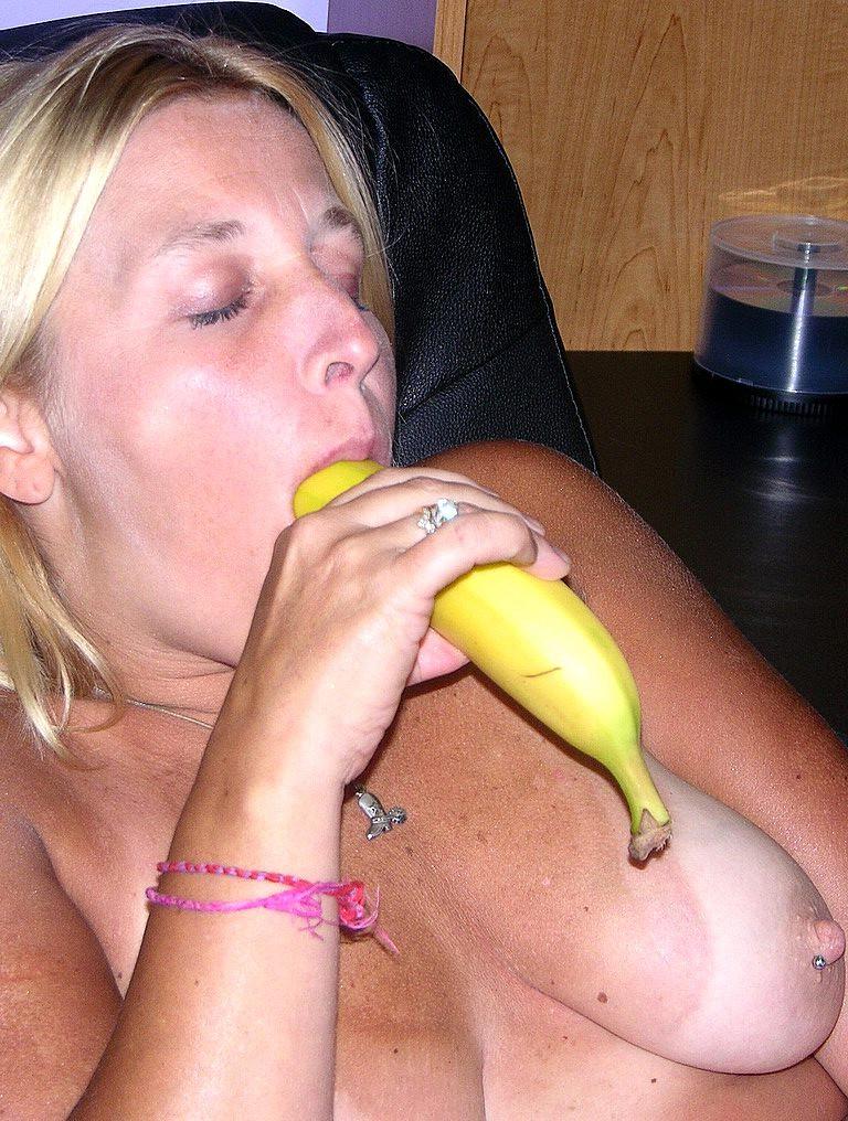 20P La traviesa MILF Liisa se desnuda y juega con su coño afeitado con plátanos