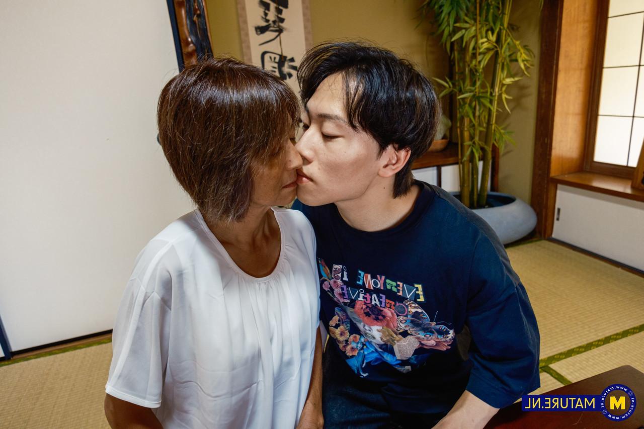 20P La nympho japonaise GILF Asami Fujiwara séduit un mec maigre et se fait baiser