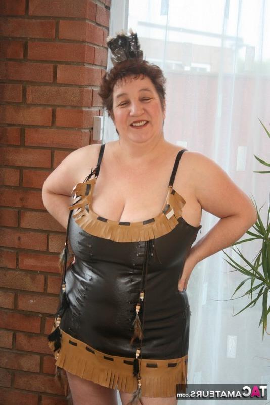 20P Mulher madura doente Kinky Carol modela lingerie de couro com botas pretas