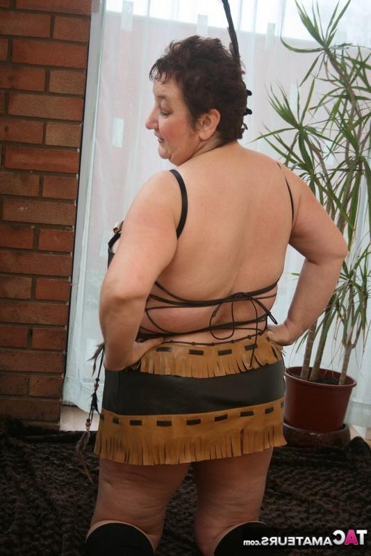 20P Mulher madura doente Kinky Carol modela lingerie de couro com botas pretas