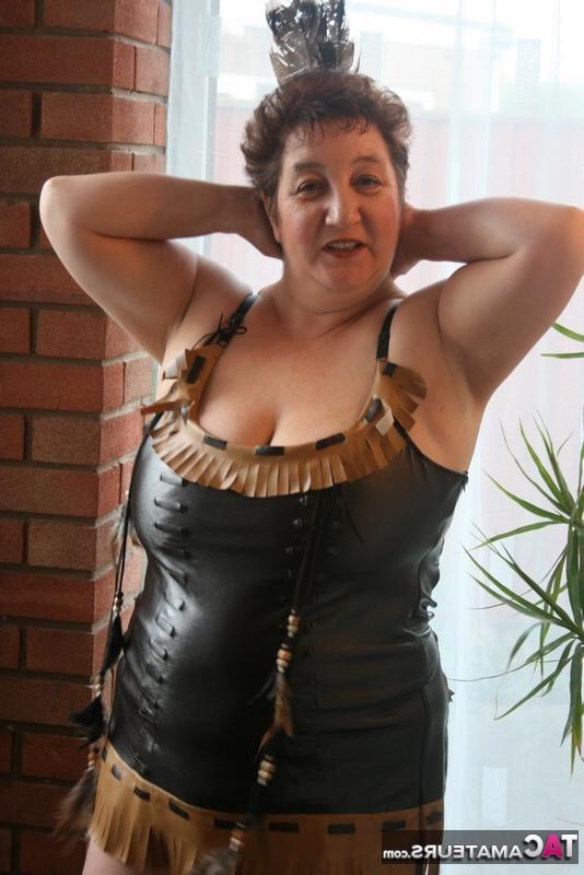 20P Mulher madura doente Kinky Carol modela lingerie de couro com botas pretas