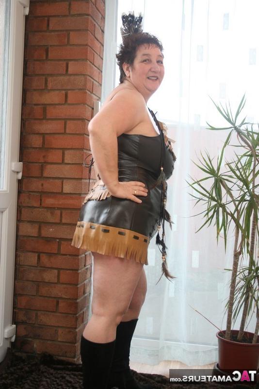 20P Mulher madura doente Kinky Carol modela lingerie de couro com botas pretas