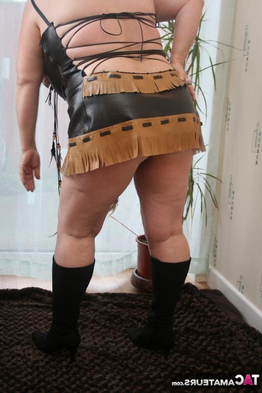 20P Mulher madura doente Kinky Carol modela lingerie de couro com botas pretas