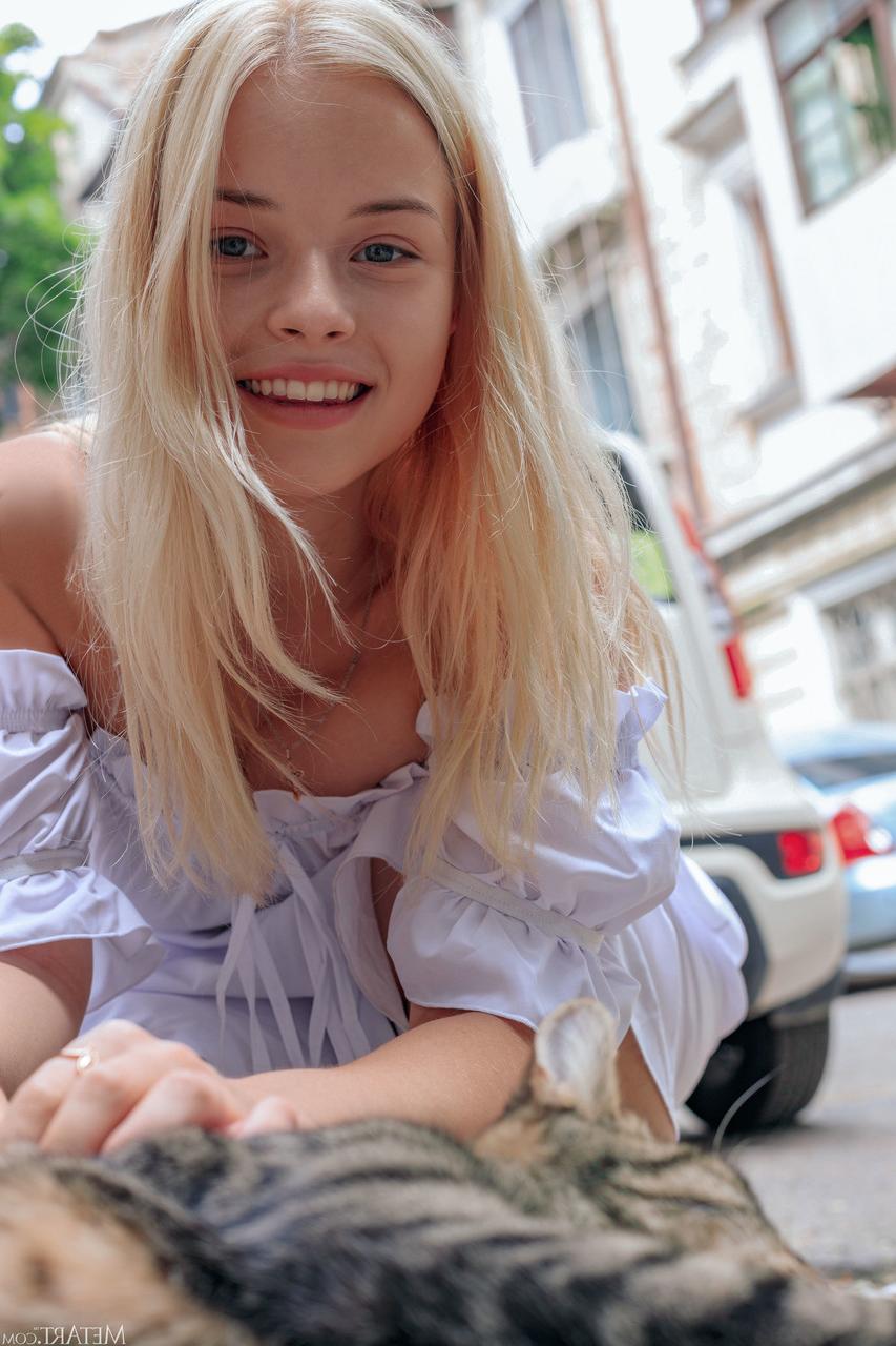 20P Die blonde Teenagerin Bianca Bell enthüllt ihren runden großen Hintern und posiert nackt
