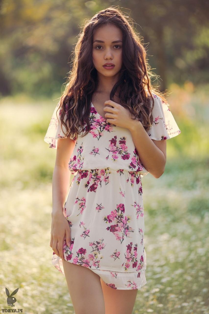 16P Die schöne Filipina Kit Rysha zieht ihr Kleid aus und zeigt draußen ihre kleinen Titten