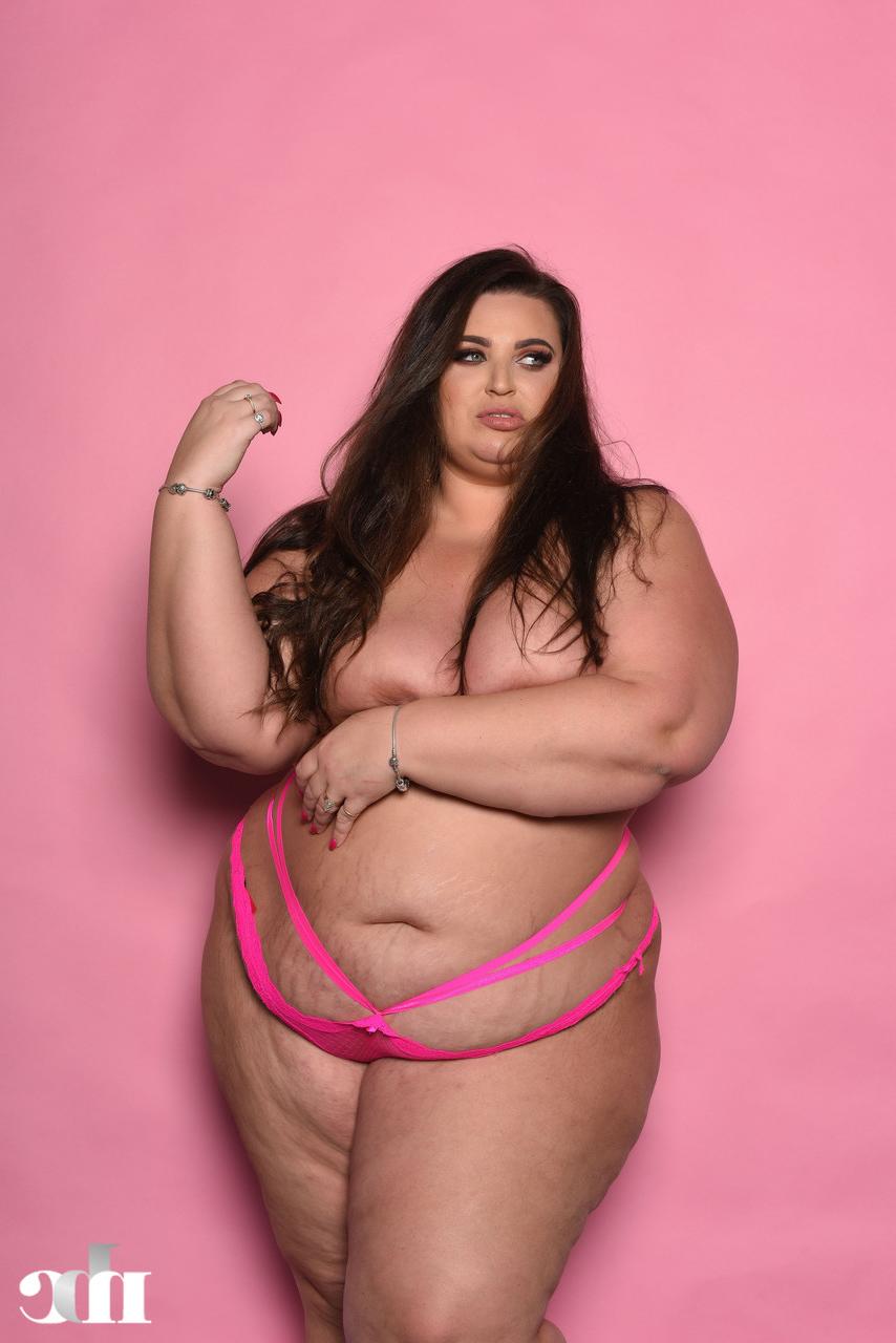 20P Die 36-jährige BBW-MILF Yazmin Fox posiert halbnackt und zeigt ihren großen, fetten Hintern