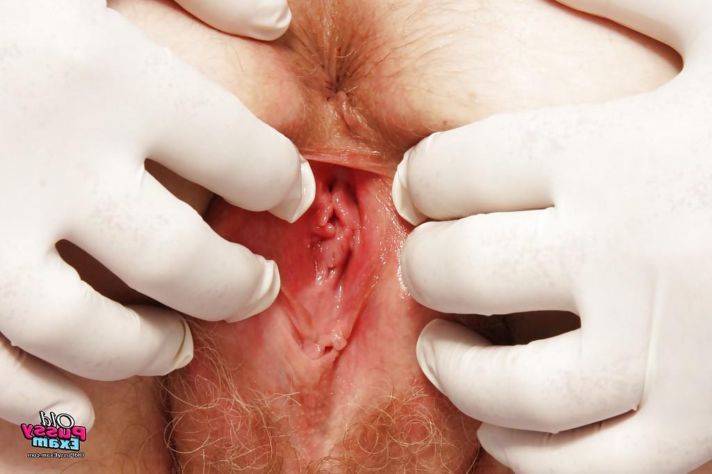 16P Senhora madura ruiva gorda com peitos grandes recebe seu imbecil examinado por ginecologista