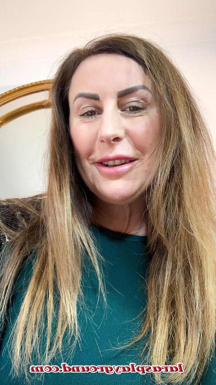 20P La sexy MILF Lara se desnuda y se quita los tacones para mostrar los dedos de sus pies, que se pueden lamer