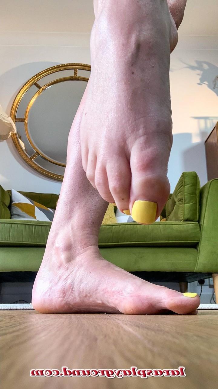 20P La sexy MILF Lara se desnuda y se quita los tacones para mostrar los dedos de sus pies, que se pueden lamer