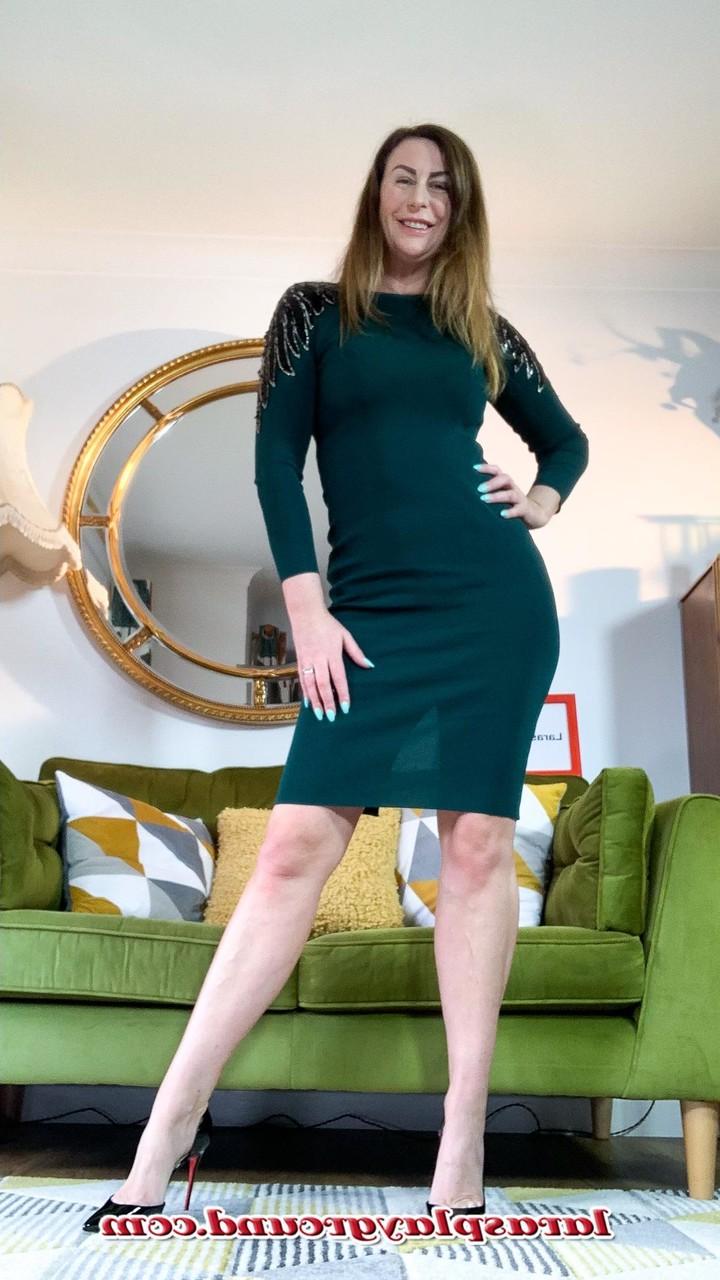 20P La sexy MILF Lara se desnuda y se quita los tacones para mostrar los dedos de sus pies, que se pueden lamer