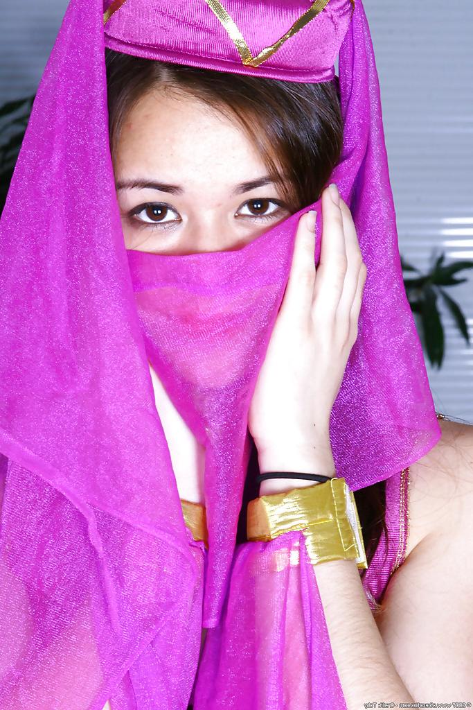 16P Asiatischer Amateur-Seemann zieht sich aus, um seine haarige Muschi zu spreizen