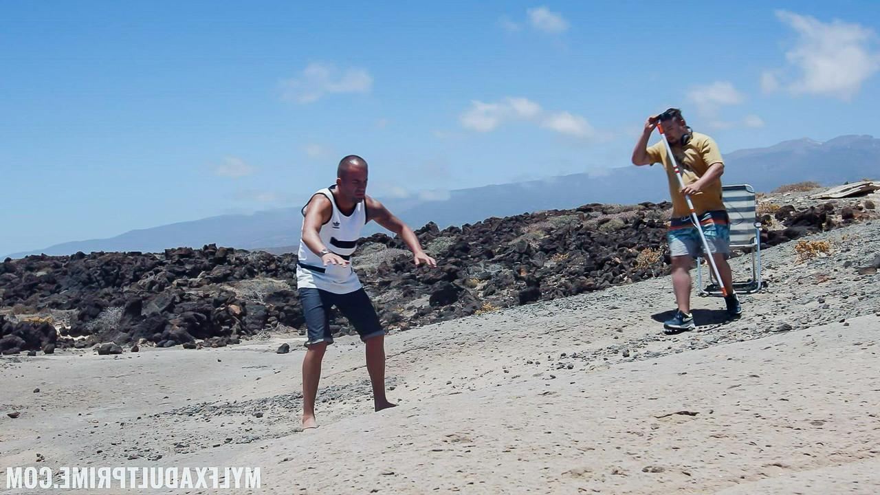 20P La checa Alexis Cherry se folla a un tío caliente en la playa mientras su gordo marido mira