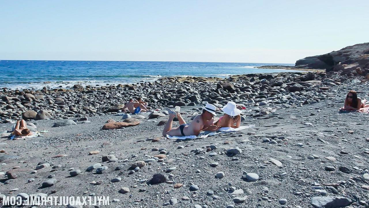 20P La checa Alexis Cherry se folla a un tío caliente en la playa mientras su gordo marido mira