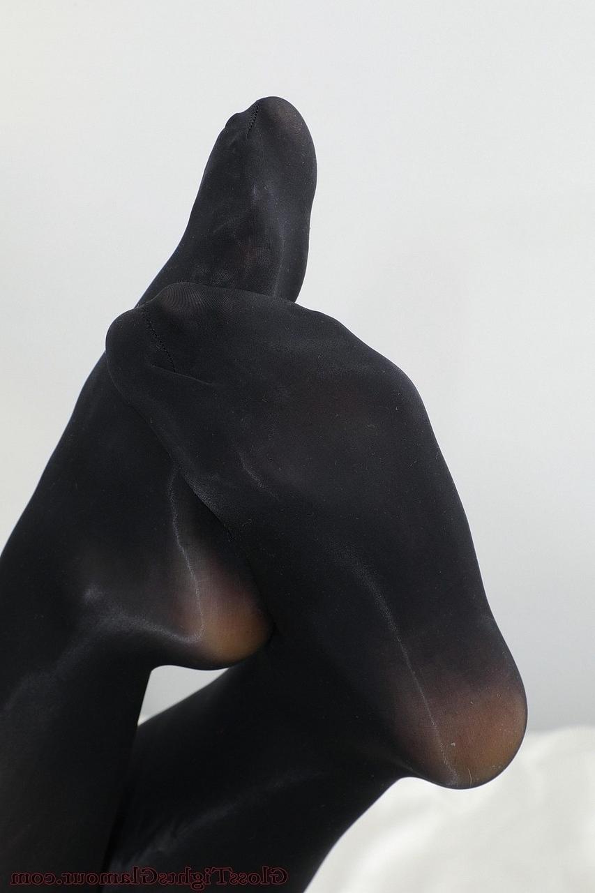 12P A bela britânica Siobhan Graves revela seus peitos grandes enquanto usava meia-calça