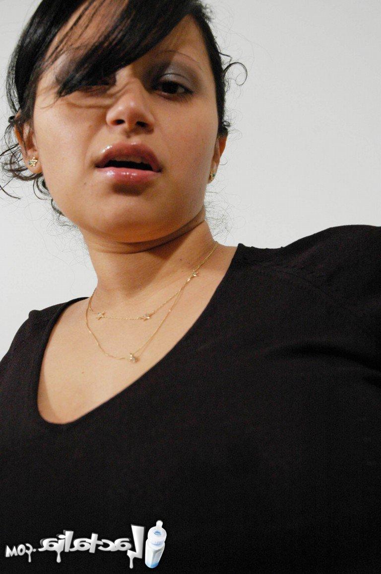 16P La mujer embarazada Talia lame sus grandes pezones antes de jugar con su vagina en una cama