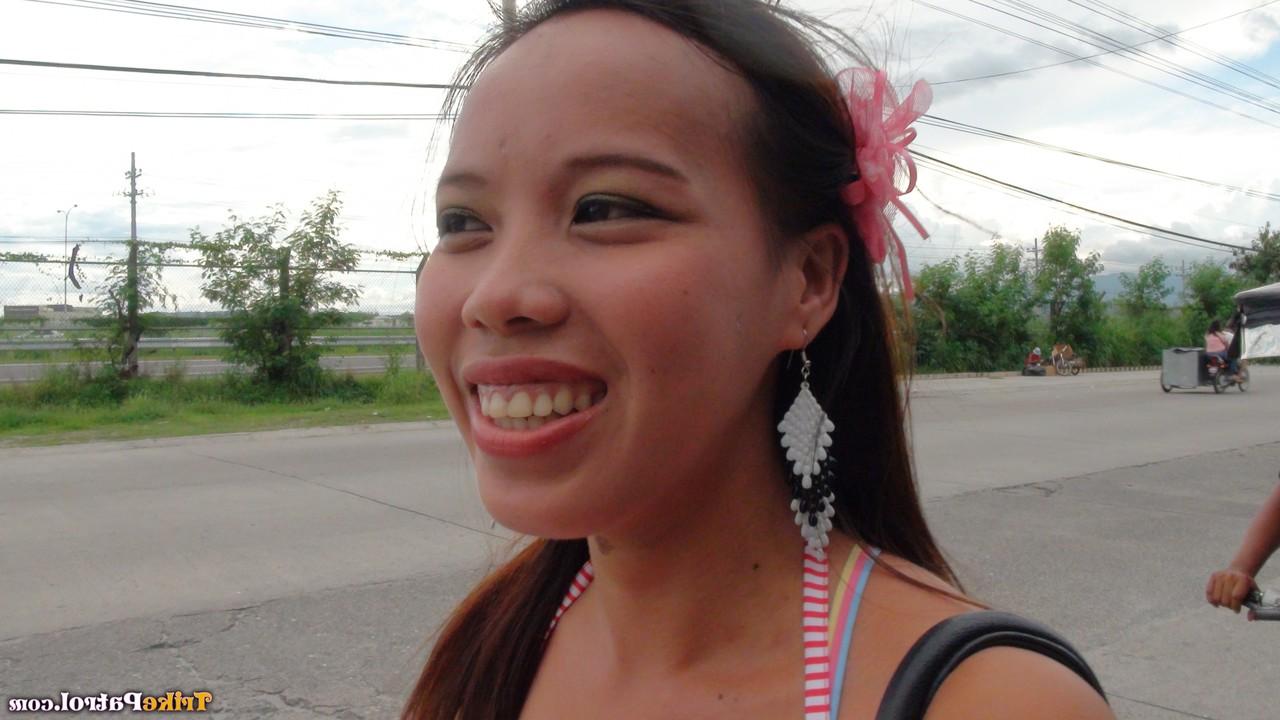 20P La filipina amateur Nica Macatangay hace una mamada perfecta y tiene sexo en POV