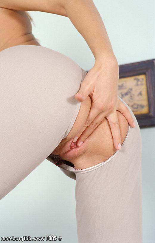 20P A jóquei loira May tira o uniforme e fode um enorme brinquedo sexual