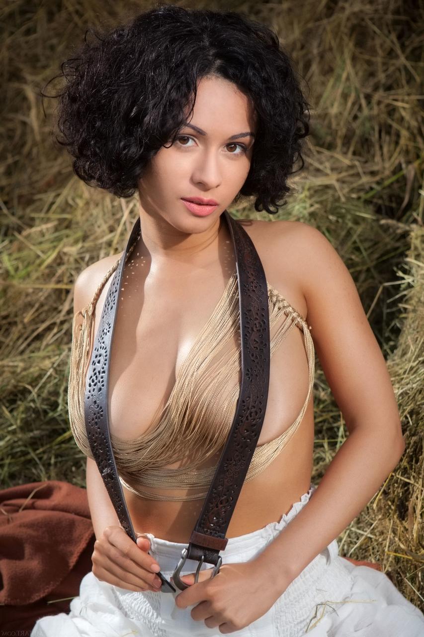 20P La hermosa joven Pammie Lee muestra sus increíbles tetas grandes y posa en el heno